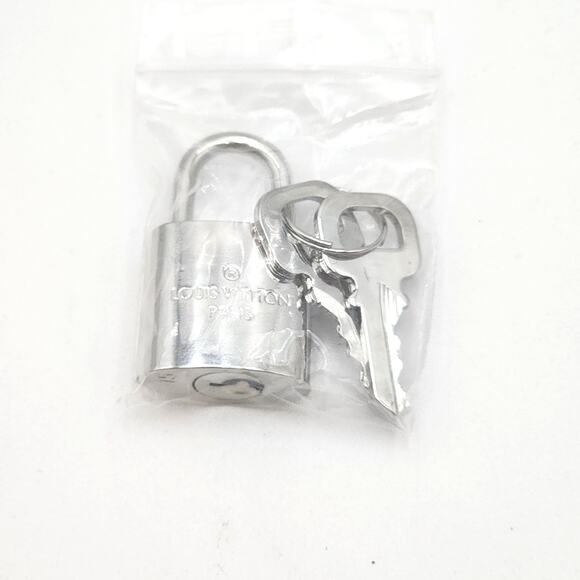 NEW! LOUIS VUITTON Silver Padlock and 2 Keys #315 - Picture 12 of 12